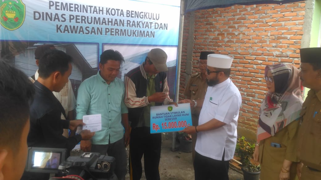 Pemkot Salurkan Ratusan Bantuan Bedah Rumah