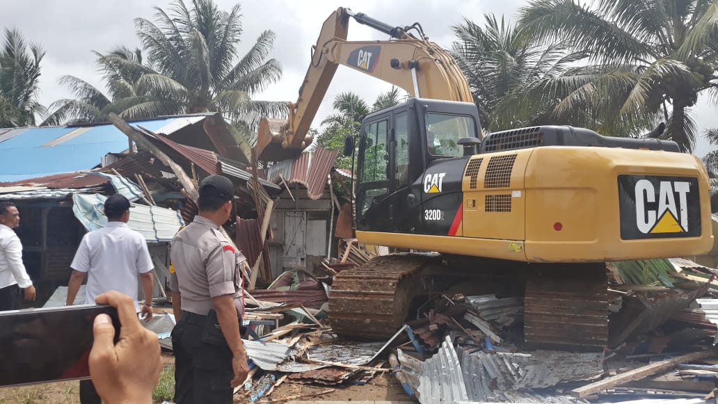 Puluhan Warung Remang-Remang Sungai Hitam Digusur