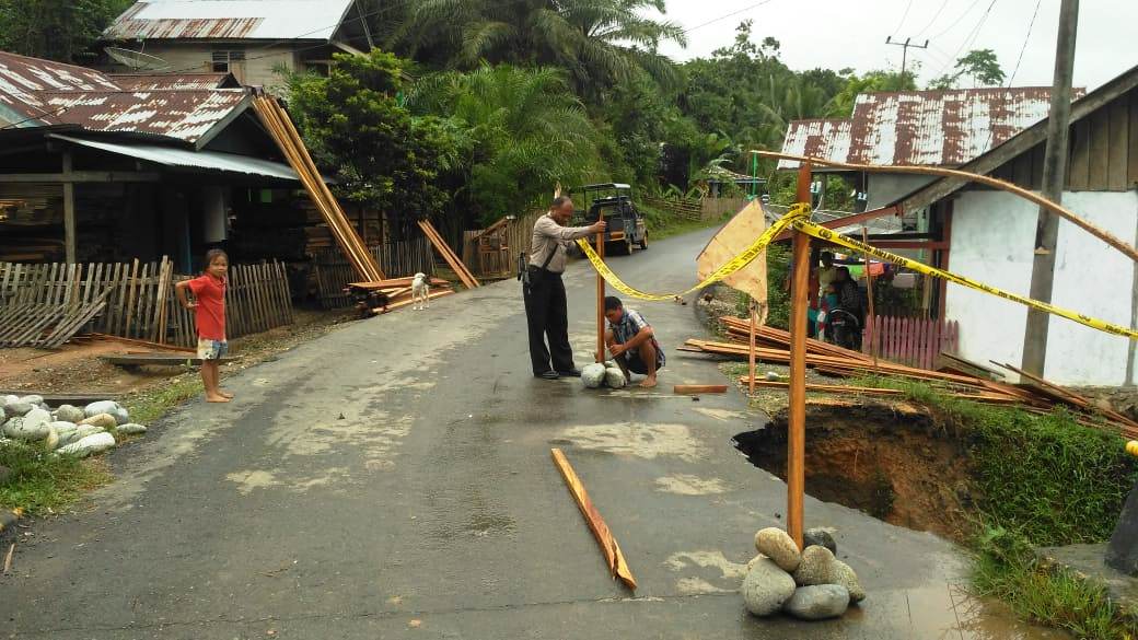 Hujan Deras, Jalan di Dusun Padang Tengah Pino Raya Amblas