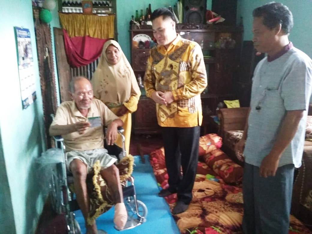 Kunjungi Warga Sakit, Wabup Beri Bantuan Kursi Roda dan Jamkesda