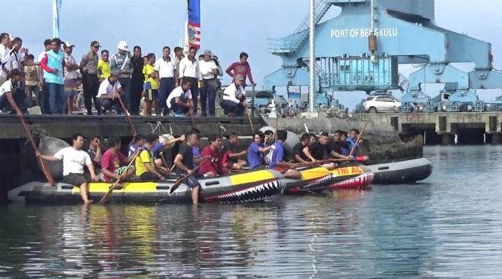 Polairud Juara Lomba Dayung Perahu Karet