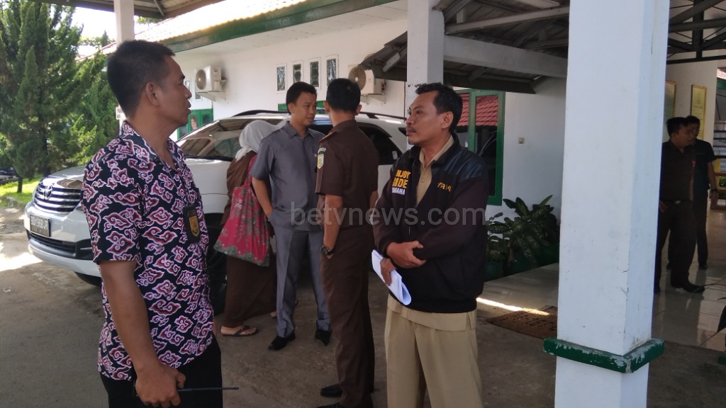 Sedang Ngantor, PNS Dinkes Kota Dijemput Jaksa