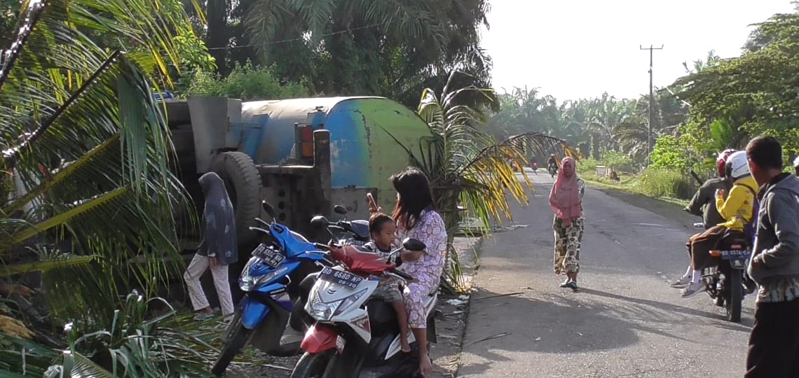 Diduga Sopir Ngantuk, Truck Bermuatan CPO Terguling