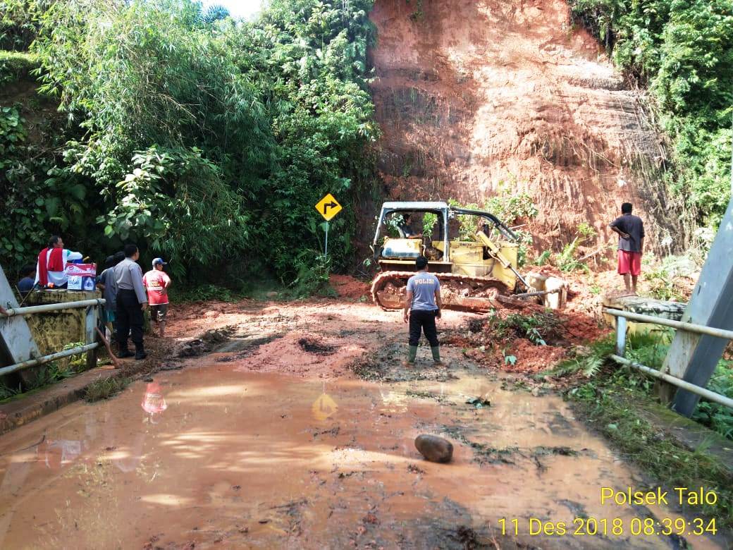 Jalan Desa Kembang Seri Tertutup Longsor