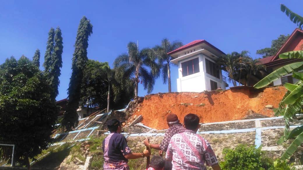 Pelapis Tebing Balai Kota Amblas, Ancam Rumah Warga