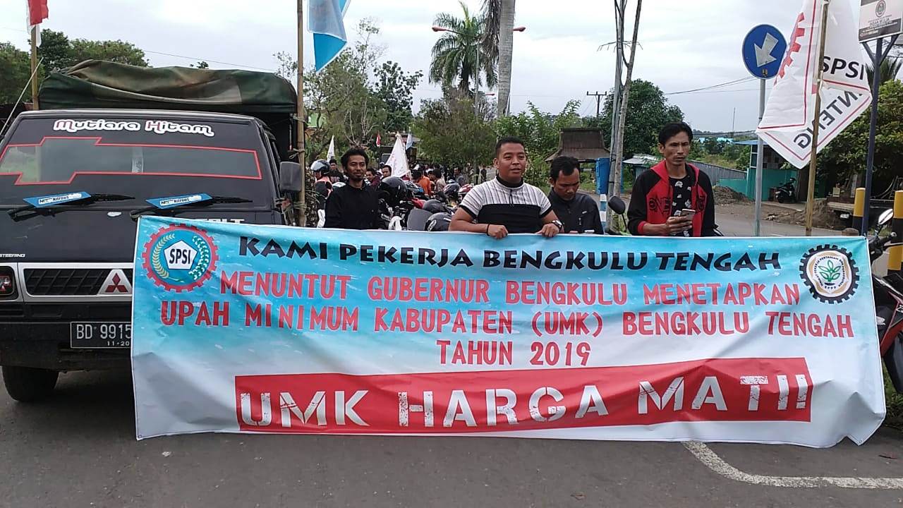 Ratusan Buruh Demo Tuntut Penetapan UMK