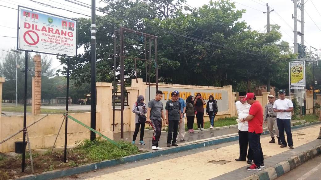 Satpol PP Pasang Papan Peringatan Larangan Berjualan di Trotoar