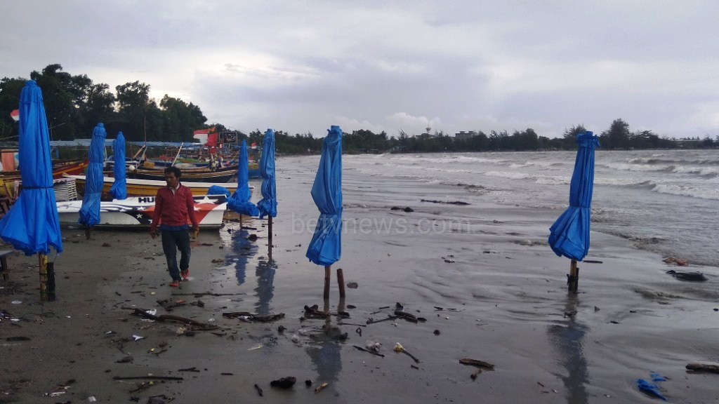 Hujan dan Angin Kencang, Wisatawan Dilarang Mandi di Pantai