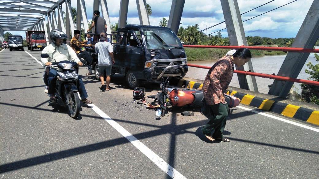 Pasutri Tabrak Pick Up di Jembatan Selagan