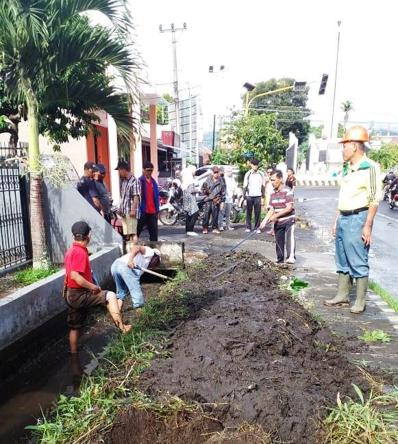 Tanggapi Keluhan Masyarakat, ASN Ini Masuk Selokan