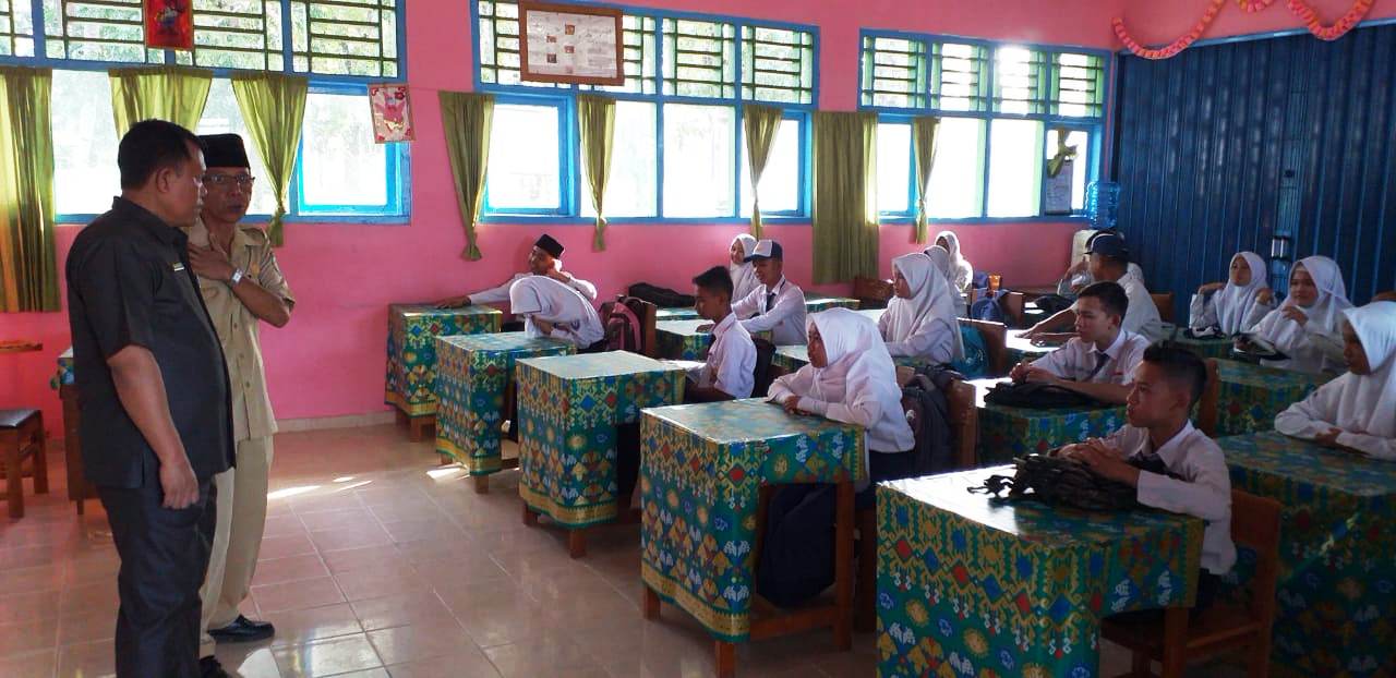 Hari Pertama Masuk Sekolah, Guru dan Siswa Datang Terlambat