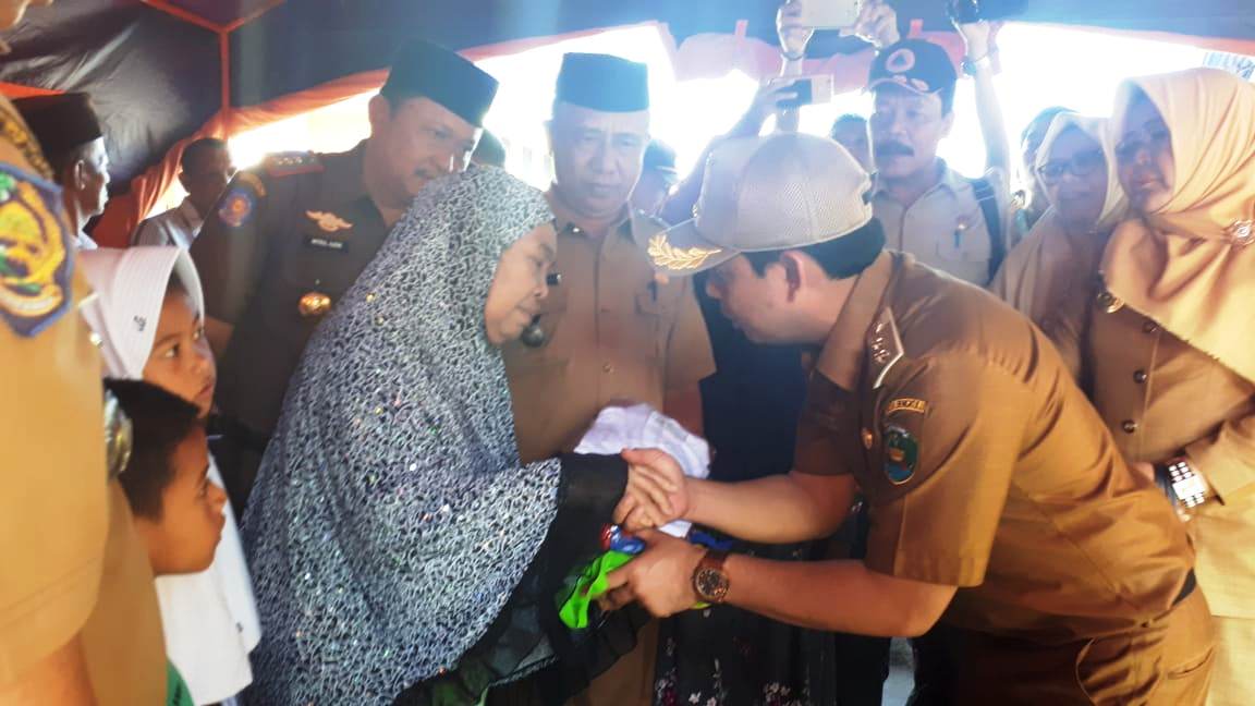 Wawali Serahkan Bantuan Untuk Korban Kebakaran