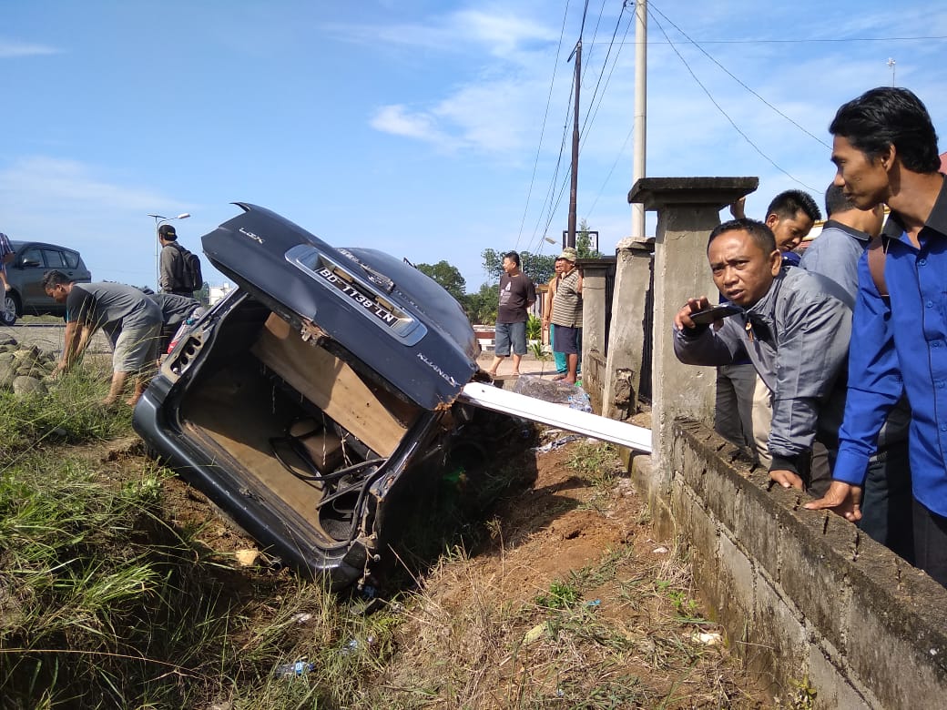 Hindari Motor, Minibus Terbalik