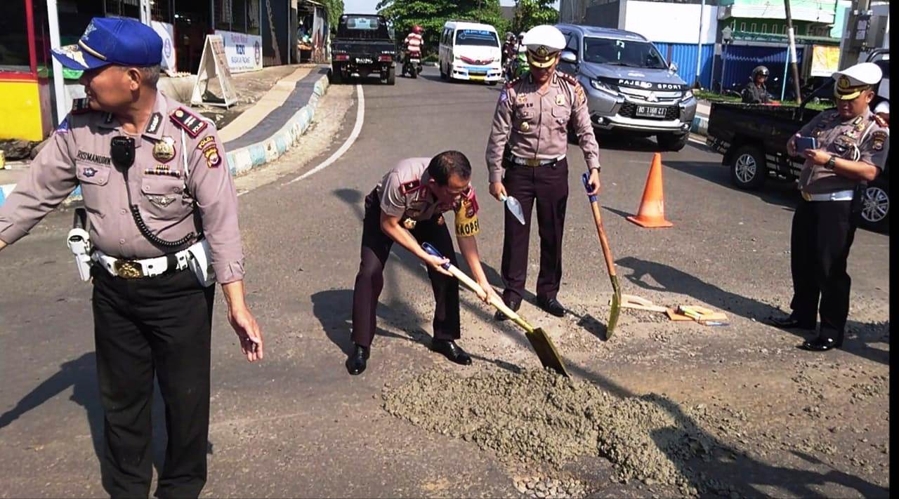 Kapolda Turun Tangan Tambal Jalan