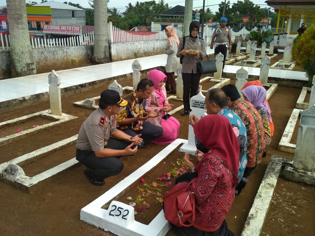 Tiba di Bengkulu, Kapolda Ziarah ke Makam Orang Tuanya