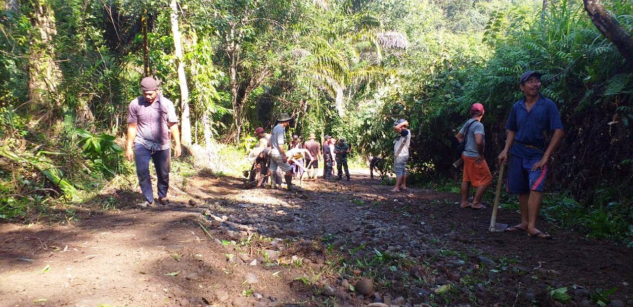 Warga 3 Desa di Benteng Gotong Royong Perbaiki Jalan
