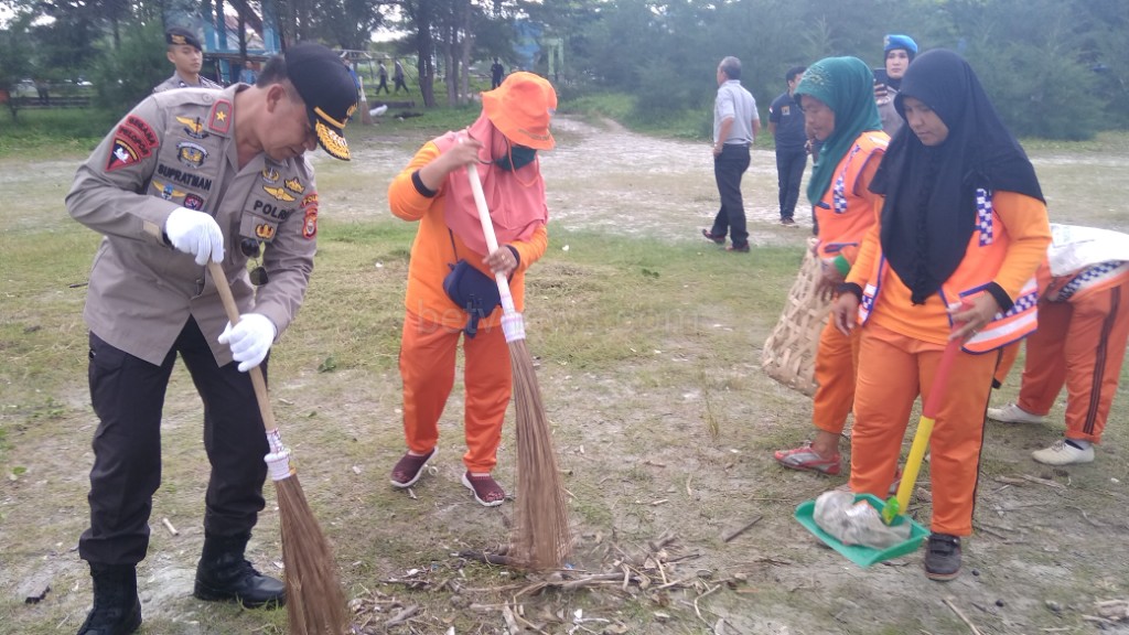 Polisi Turun Tangan Bersihkan Sampah Pantai Jakat