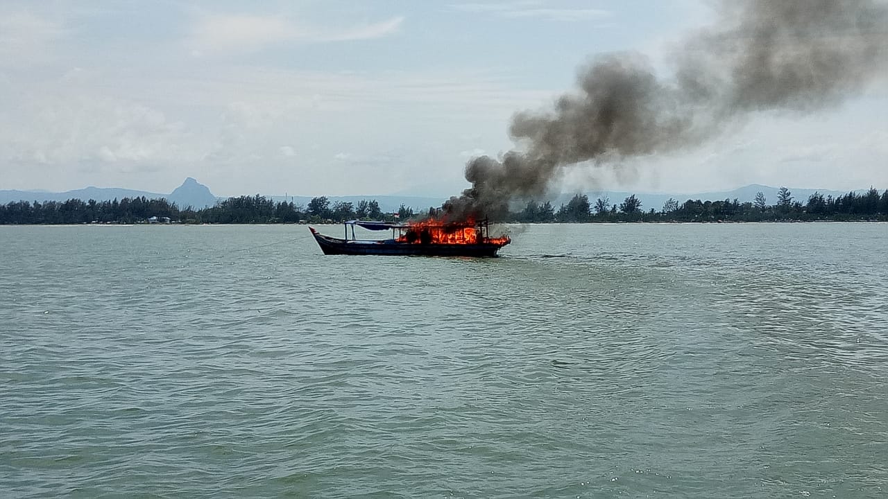 Nelayan Pasar Bengkulu Mengamuk, Bakar 2 Unit Kapal Pukat