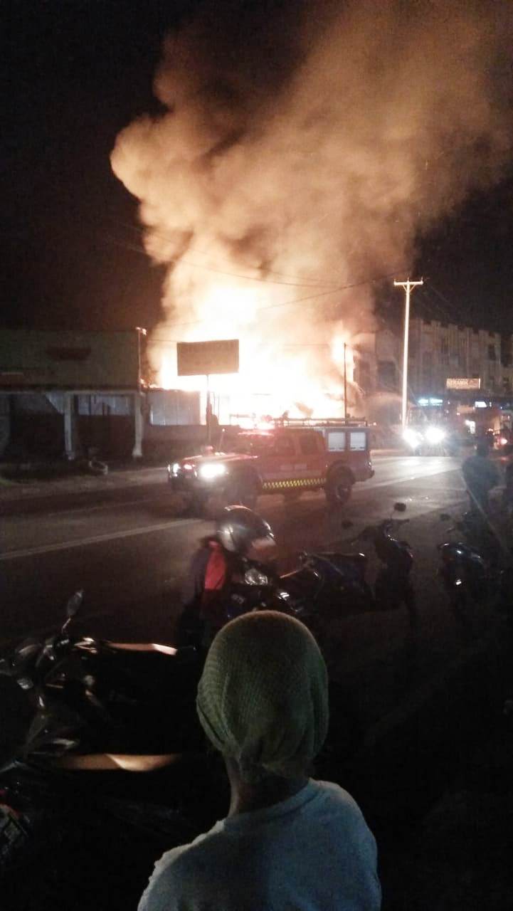 Diduga Korsleting Listrik, Depot Kayu Terbit Terbakar