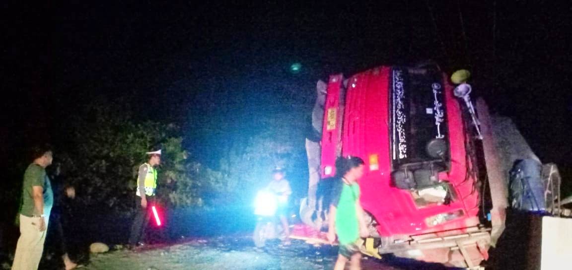 Jembatan Ambruk, Truk Pengangkut Cangkang Sawit Terbalik