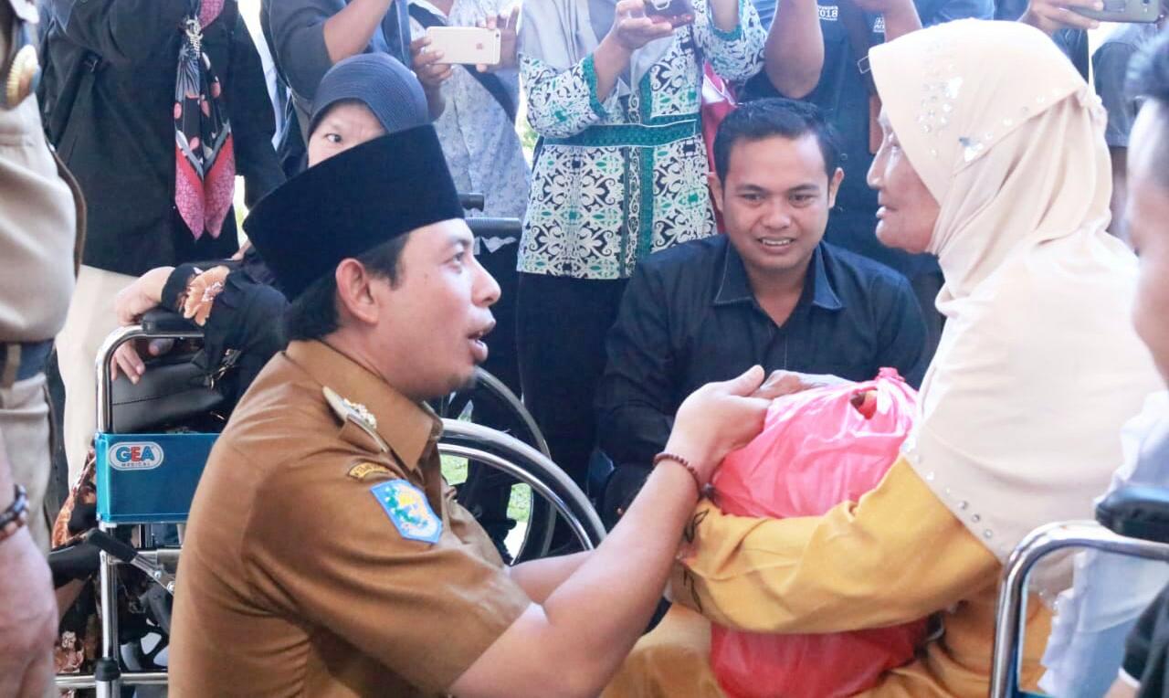 Wawali Serahkan Bantuan ke Penyandang Disabilitas dan Lansia