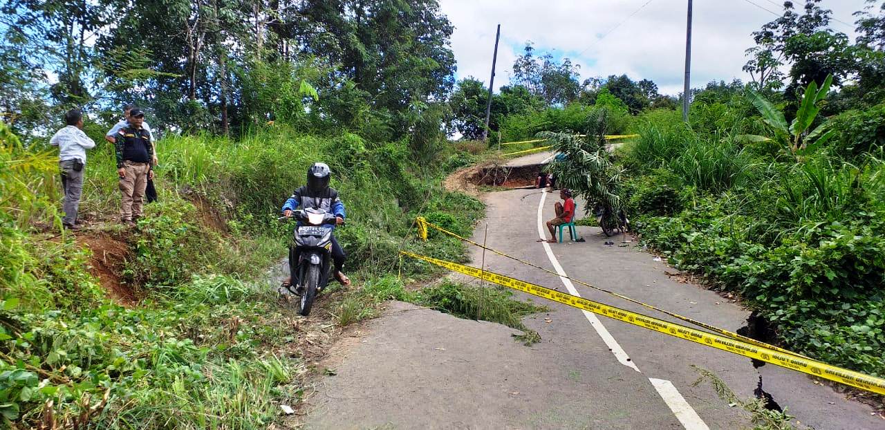 Jalan Alternatif Bengkulu-Kepahiang Amblas