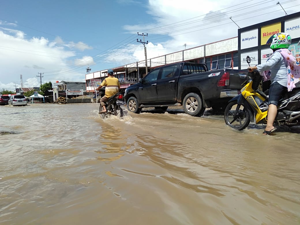 Banjir Kembali Genangi Jalan Kalimantan Rawa Makmur