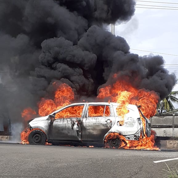 Diduga Tangki BBM Dimodifikasi, Minibus Ini Terbakar