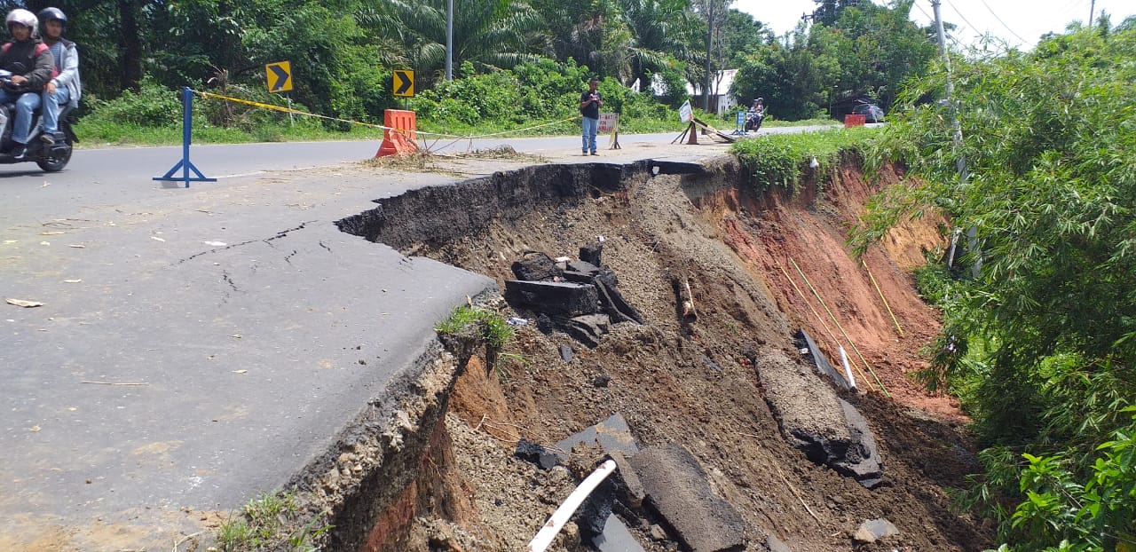 Waspada, Jalan Lintas Bengkulu-Kepahiang Longsor