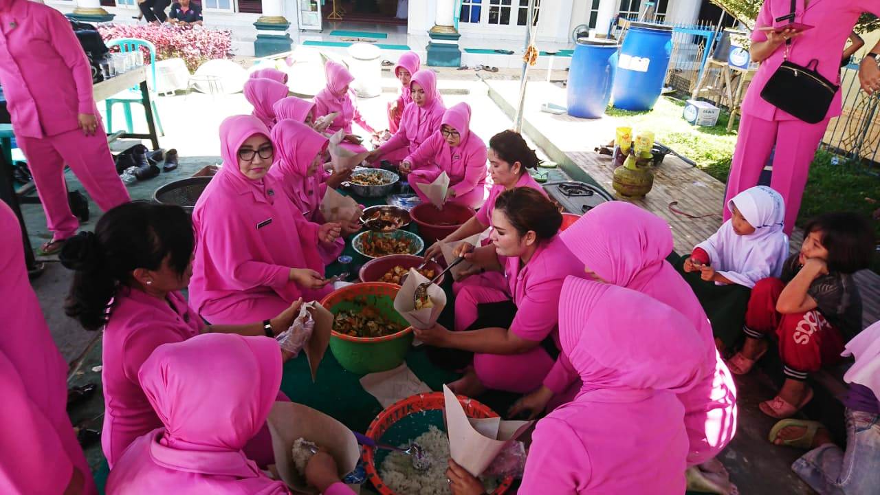 Bhayangkari Polda Bengkulu Masak Makanan Untuk Korban Banjir