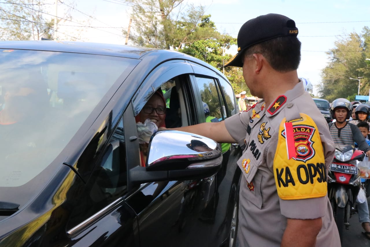 Kapolda Bengkulu Bagikan Takjil ke Pengendara