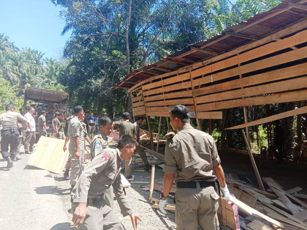 Satpol PP dan Polres Seluma Bongkar Paksa Warem