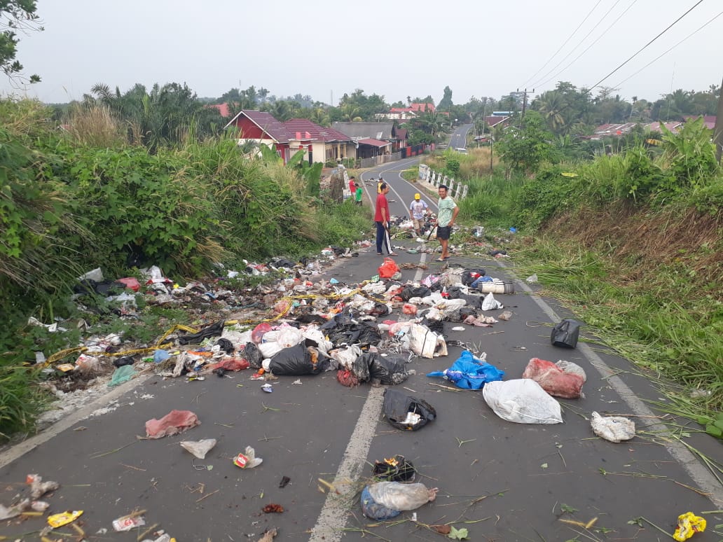 Kesal, Warga Tabur Sampah di Tengah Jalan