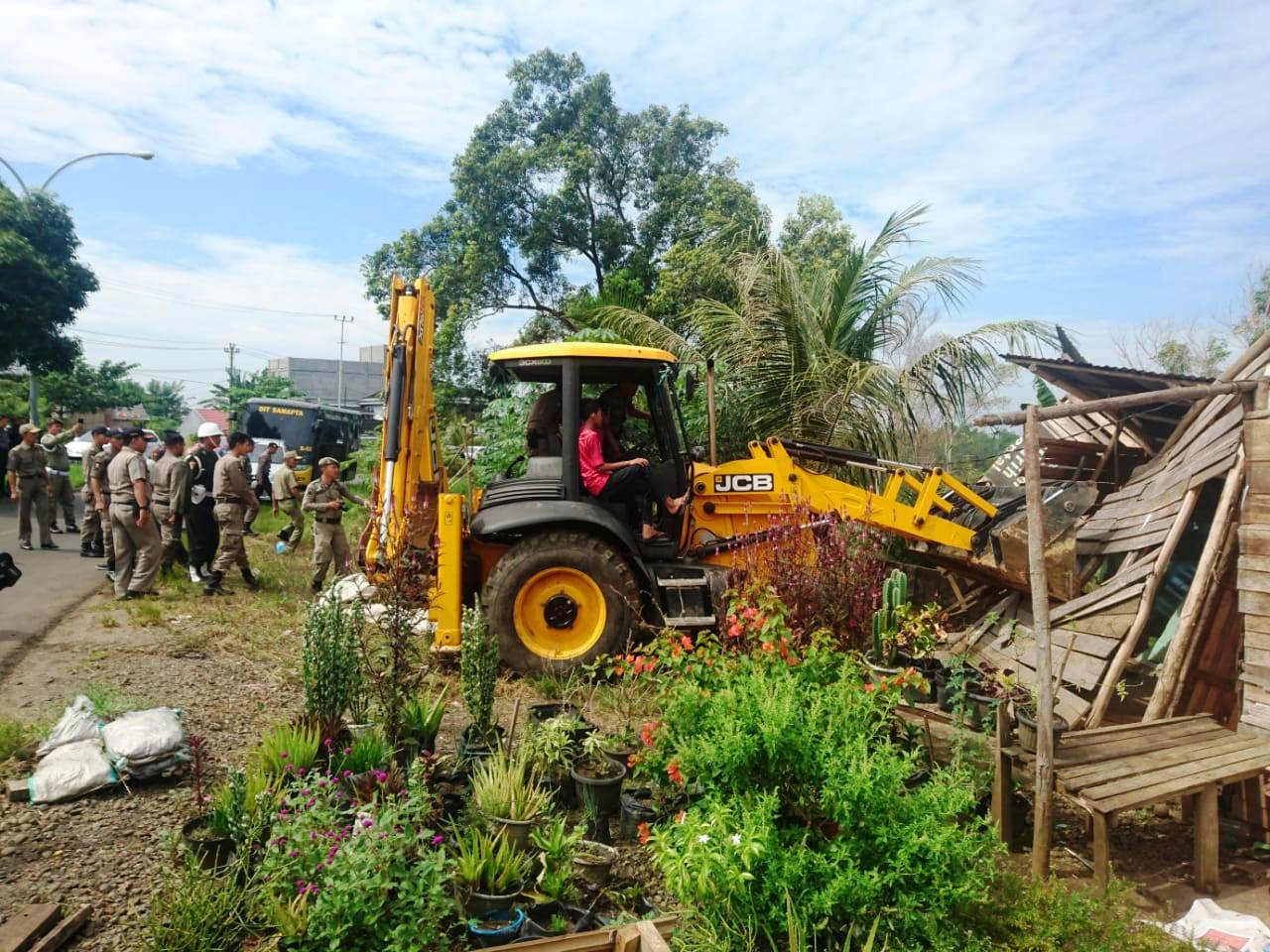 Bangunan Liar di Sepanjang Lapangan Golf Dibongkar