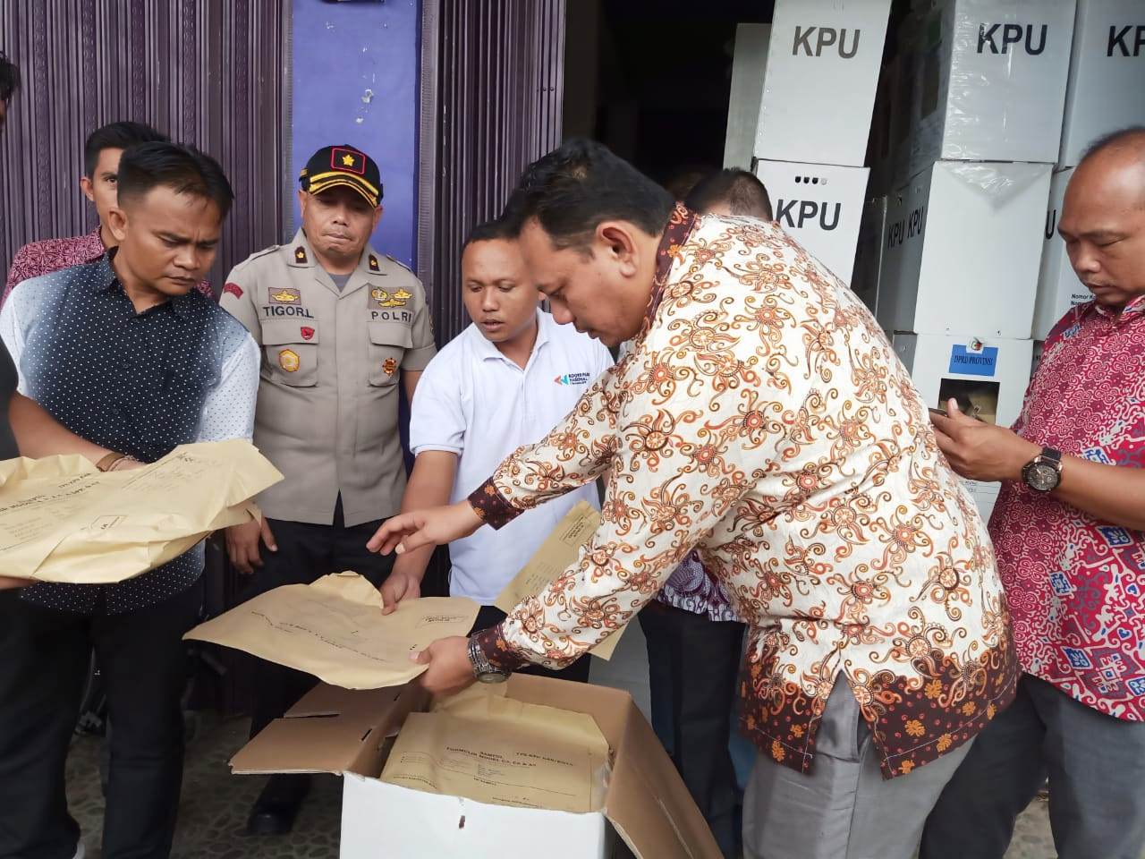 Kelengkapi Bukti, KPU Mukomuko Bongkar Kotak Suara