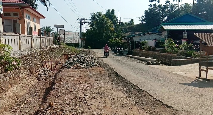 Pengerjaan Jalan Durian Bubur-Pasar Talo Mandeg, Material Proyek Ganggu Aktifitas Warga