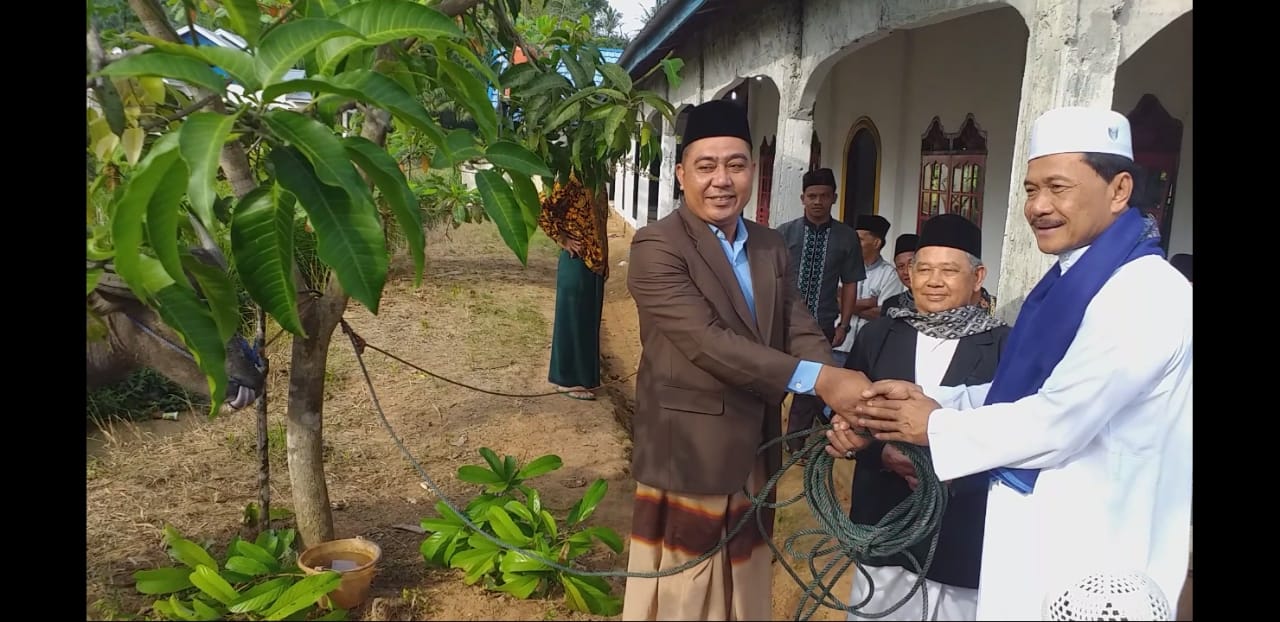 Sholat Ied di Desa Talang Empat, Bupati Serahkan 1 Ekor Kerbau