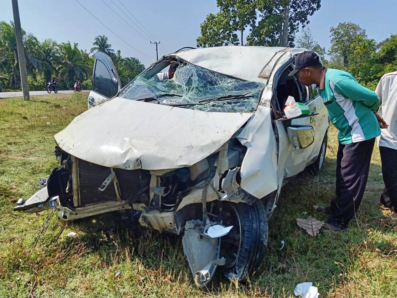 Minibus Oleng Tabrak Warung dan 2 Unit Motor