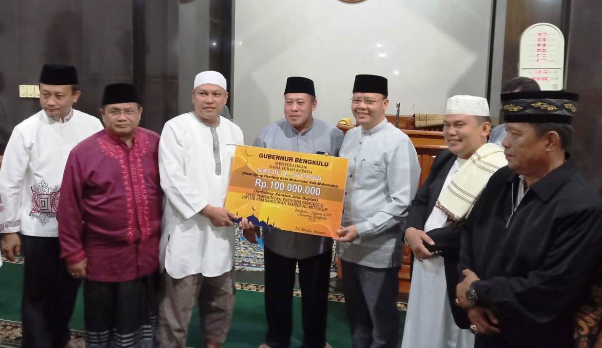 Gubernur Serahkan Bantuan Rp. 100 Juta Untuk Masjid Desa Ujung Padang