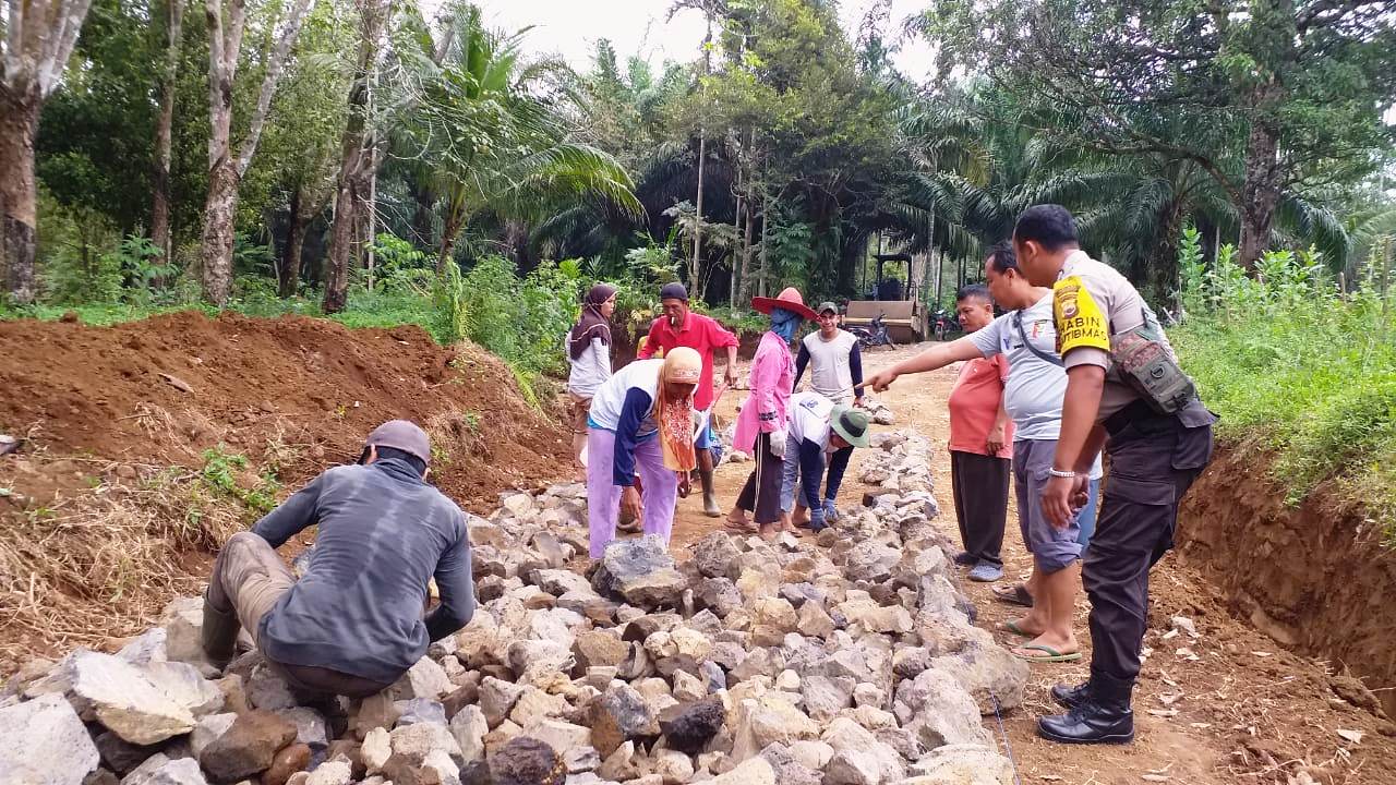 Ratusan Warga Desa Bajak 1, Bangun Jalan Usaha Tani