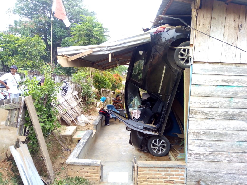 Diduga Sopir Mengantuk, Minibus Seruduk Rumah Warga Tanjung Terdana