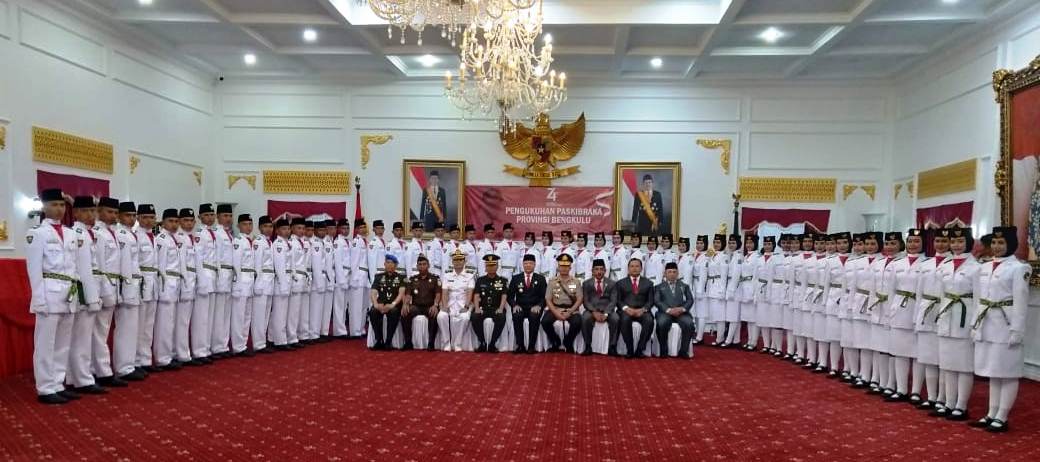 Gubernur Bengkulu Kukuhkan 54 Paskibraka HUT RI ke-74 di Balai Semarak