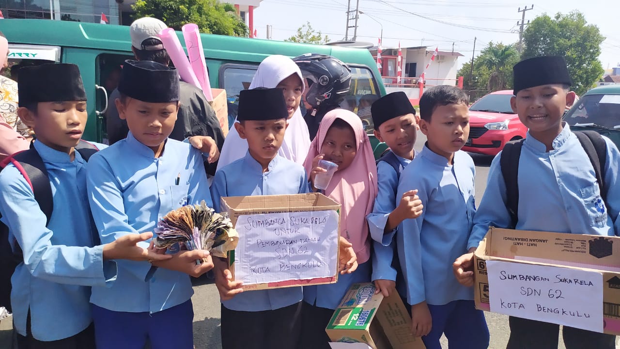 Turun ke Simpang Lima, Siswa SDN 62 Kumpulkan Rp 980 Ribu