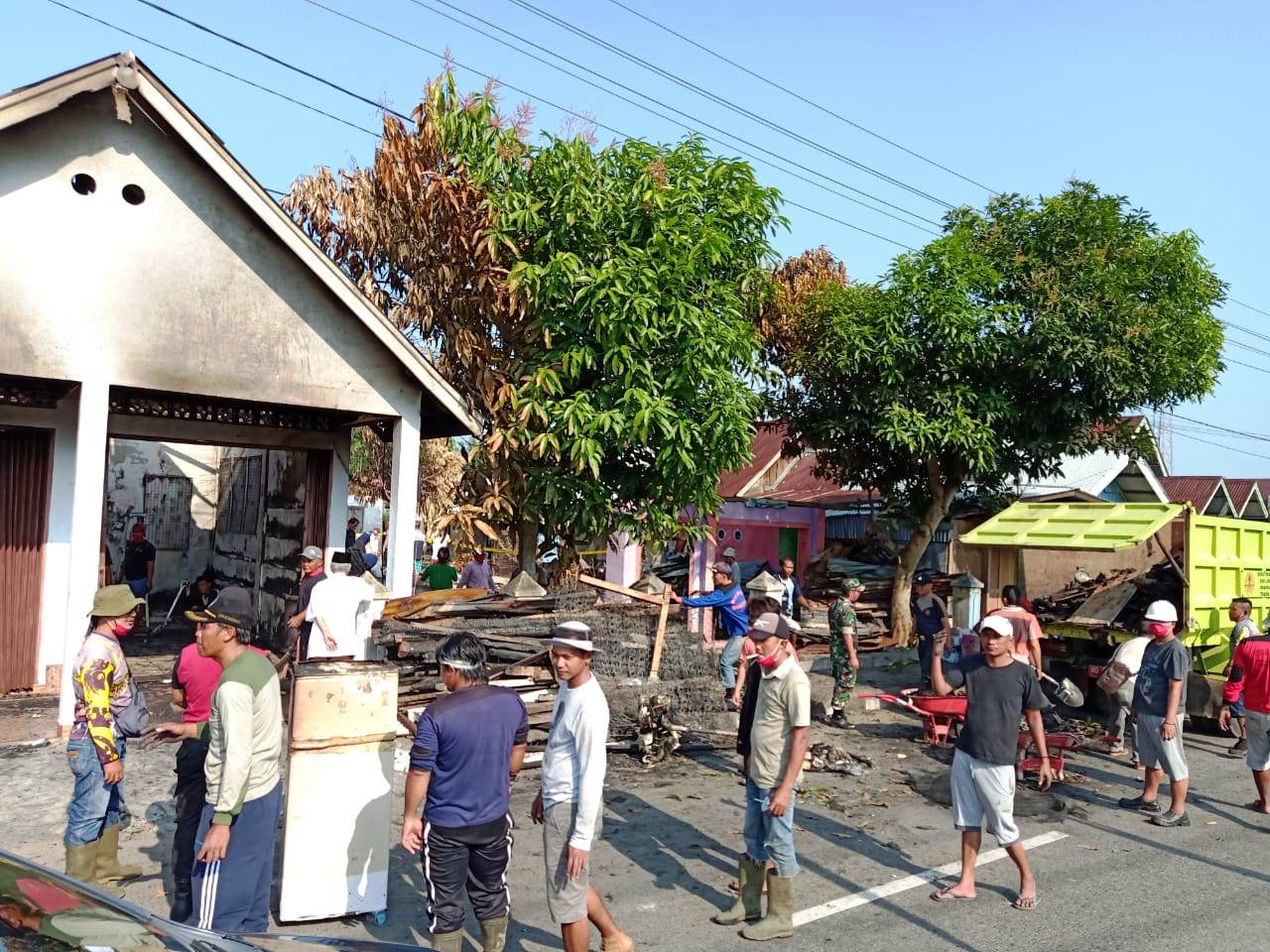 Lestarikan Budaya Gotong Royong, Warga Kota Mukomuko Bersihkan Puing Kebakaran