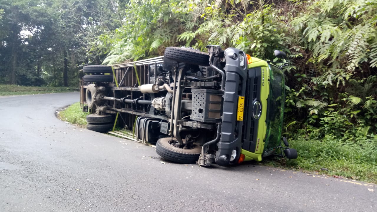 Truk Muatan Minuman Ringan Terbalik