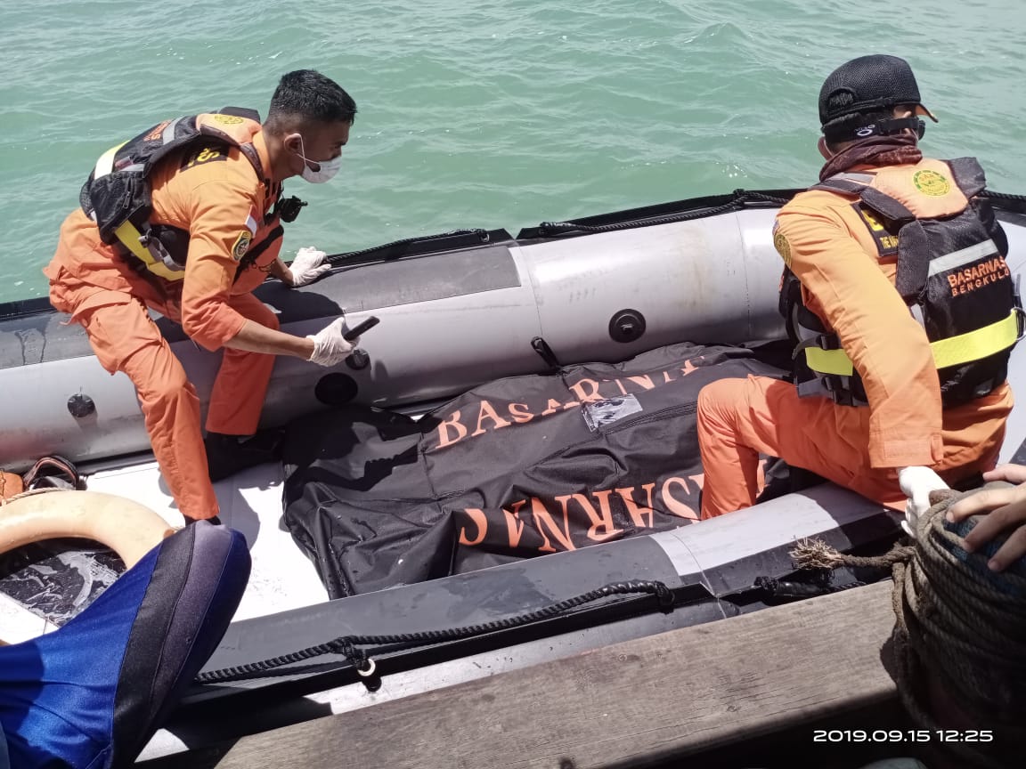 Meninggal di Tengah Laut, Nelayan kota Bengkulu Dievakuasi Tim SAR