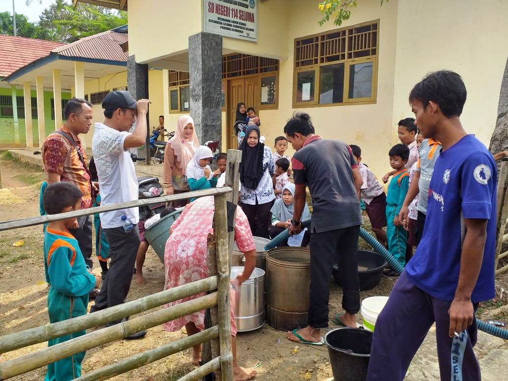 BPBD Seluma Salurkan Air Bersih ke Sekolah dan Masjid