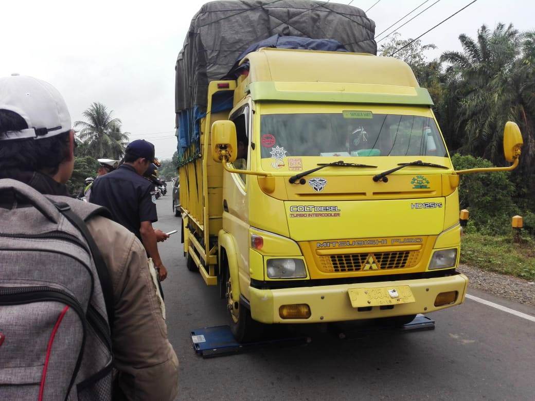 Truk Muatan Lebih dari 8 Ton Ditilang