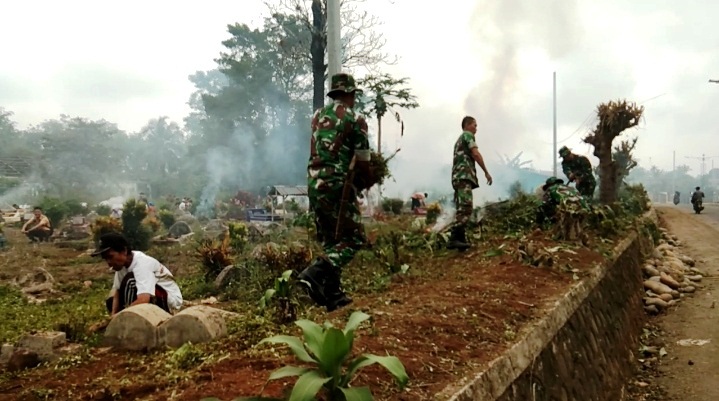 Sambut HUT TNI, Kodim 0423 Bengkulu Utara Bersih-Bersih Makam