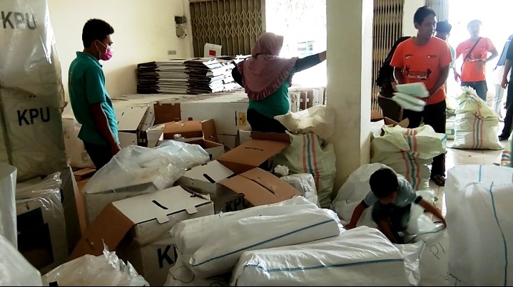 Jelang Lelang Logistik, KPU Bengkulu Utara Bongkar Kotak Suara